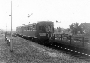 F0316 Nadering van trein bij station jaren 60